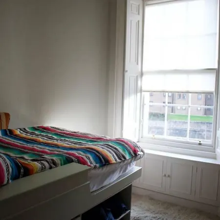 Beautiful Georgian 4 Bedroom Townhouse *