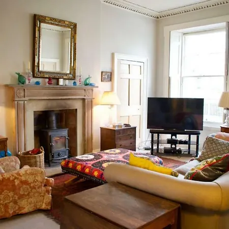 Beautiful Georgian 4 Bedroom Townhouse *