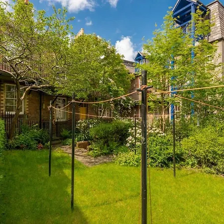 Cute 2-bedroom Apt With View Of The Castle Apartment *
