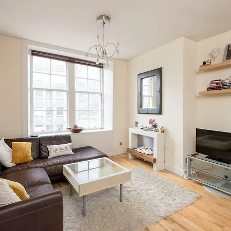 Cute 2-bedroom Apt With View Of The Castle Edinburgh