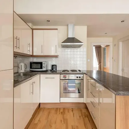 Cute 2-bedroom Apt With View Of The Castle Apartment