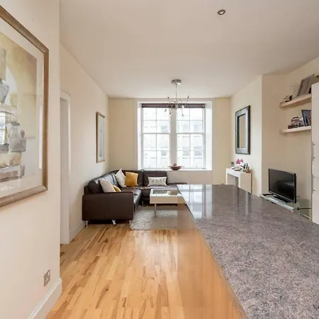 Cute 2-bedroom Apt With View Of The Castle Apartment