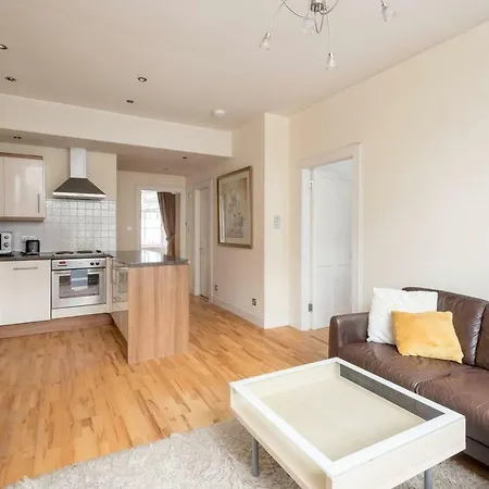 Cute 2-bedroom Apt With View Of The Castle Apartment