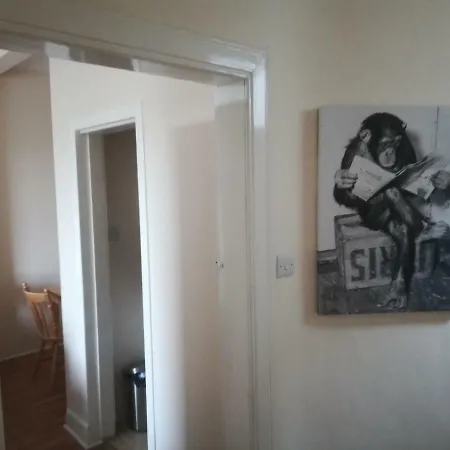 1 Bedroom Flat - 15 Mins From City Centre *