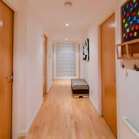 Stylish & Spacious Flat *
