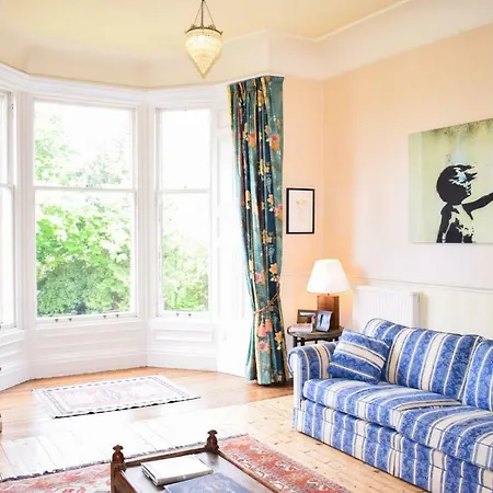 Beautiful & Bright Three Bedroom Edynburg