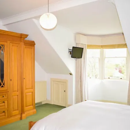 Beautiful & Bright Three Bedroom Apartament