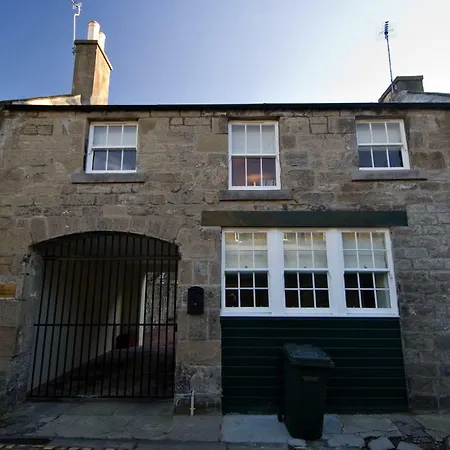 Unique New Town Mews House With Parking Apartment *