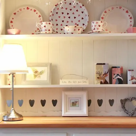 Homely 1 Bedroom Garden Flat *