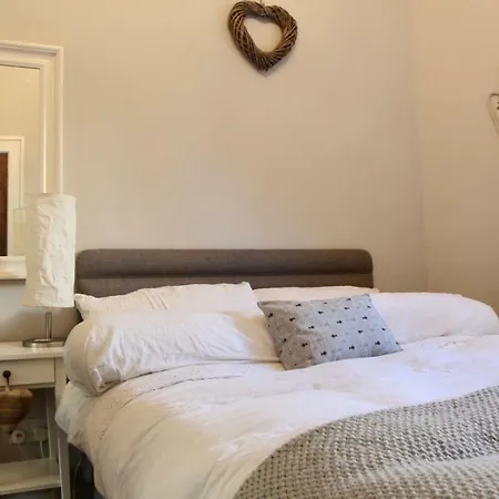 Homely 1 Bedroom Garden Flat *