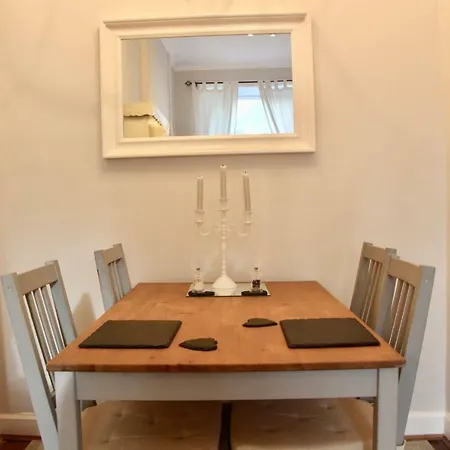 Homely 1 Bedroom Garden Flat אדינבורו