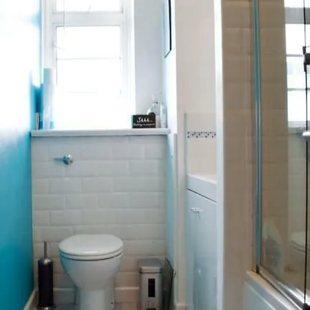 Bright 2 Bedroom Flat شقة