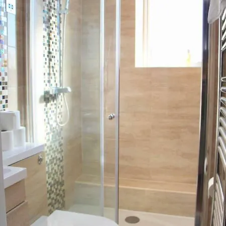 3 Bedroom Canal-side Flat In Fountainbridge Edinburgh