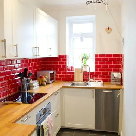 Bright 2 Bedroom Flat شقة *