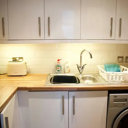 Homely 1 Bedroom Near Canal Apartment