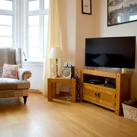 Bright 2 Bedroom Flat