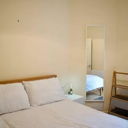Apartment Homely 1 Bedroom Near Canal