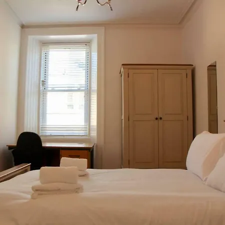 3 Bedroom Canal-side Flat In Fountainbridge * Edinburgh