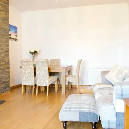 Bright 2 Bedroom Flat شقة *
