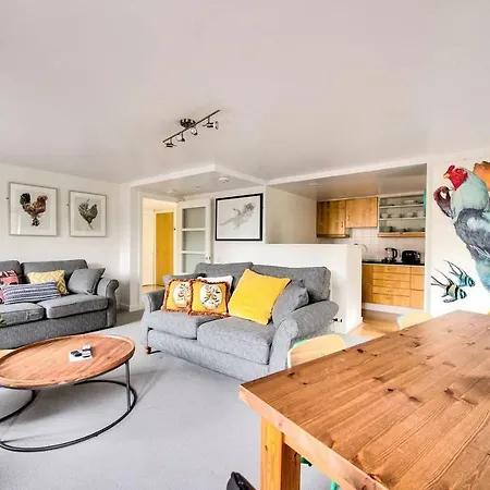 Altido Ultra Stylish Calton Road Apt W/ Parking Apartment Edinburgh