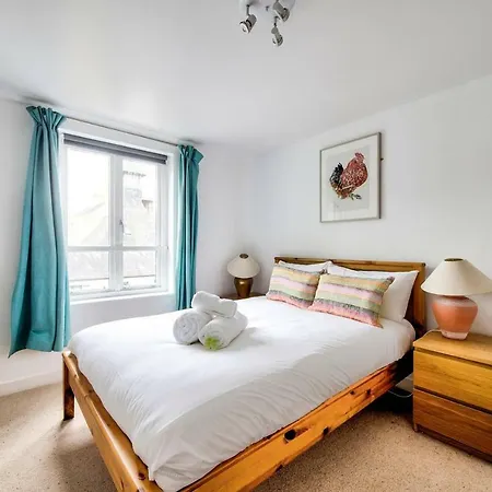 Altido Ultra Stylish Calton Road Apt W/ Parking * Edinburgh