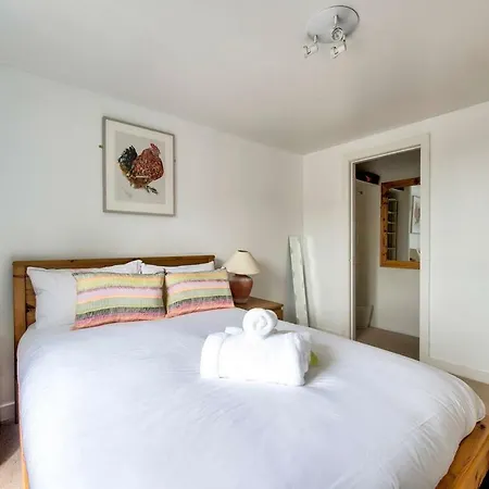 Altido Ultra Stylish Calton Road Apt W/ Parking Apartment