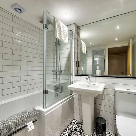 Altido Ultra Stylish Calton Road Apt W/ Parking
