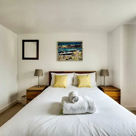 Apartment Altido Ultra Stylish Calton Road Apt W/ Parking