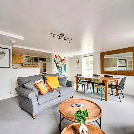 Altido Ultra Stylish Calton Road Apt W/ Parking Apartment