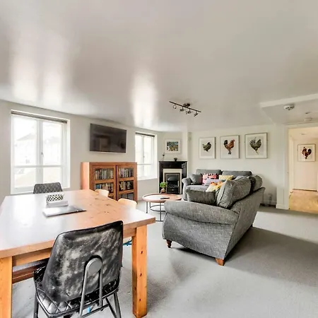 Altido Ultra Stylish Calton Road Apt W/ Parking Apartment *