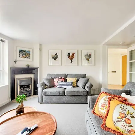 Altido Ultra Stylish Calton Road Apt W/ Parking Apartment *