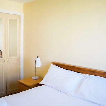 Διαμέρισμα Bright 2 Bedroom With Parking In *