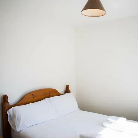 Bright 2 Bedroom With Parking In *