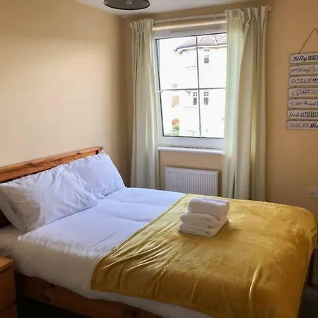 Bright 2 Bedroom With Parking In *