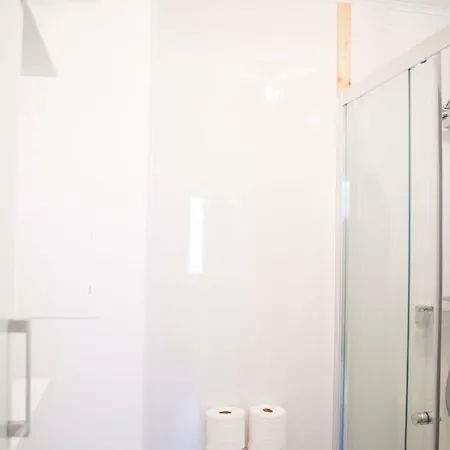 Διαμέρισμα Bright 2 Bedroom With Parking In *