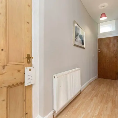 Homely Ground-floor Apt W. Gardens 公寓