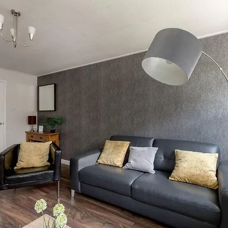 Modern & Renovated Royal Mile Apt *