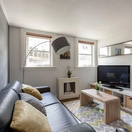 Modern & Renovated Royal Mile Apt