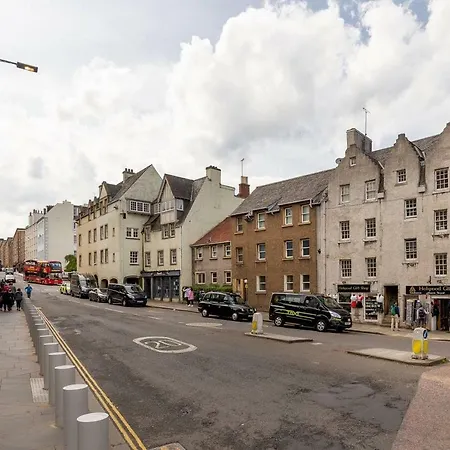 Modern & Renovated Royal Mile Apt Edinburgh