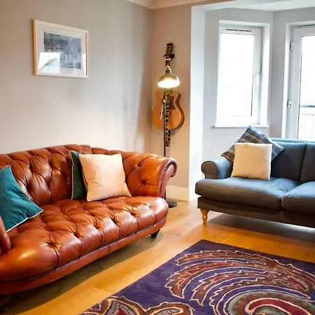 Large 2 Bedroom Flat In Leith With Free Parking דירה