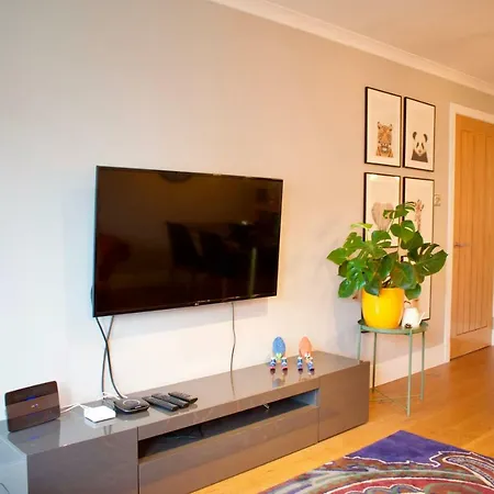 Large 2 Bedroom Flat In Leith With Free Parking דירה אדינבורו