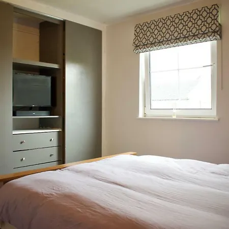 Large 2 Bedroom Flat In Leith With Free Parking *
