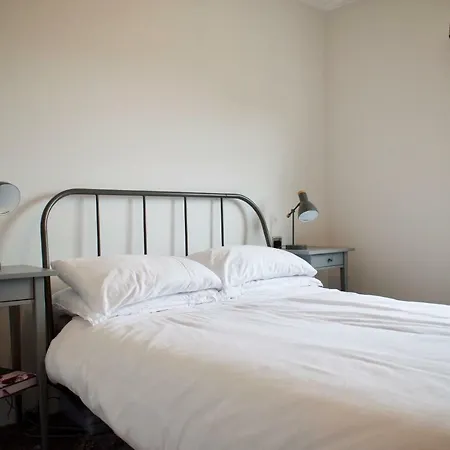 Large 2 Bedroom Flat In Leith With Free Parking *