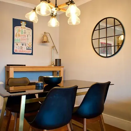 דירה Large 2 Bedroom Flat In Leith With Free Parking אדינבורו