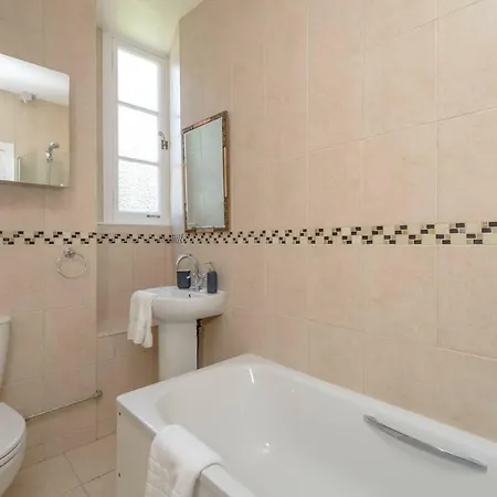 Lovely 2-bed Apt 2-min From Haymarket Station *