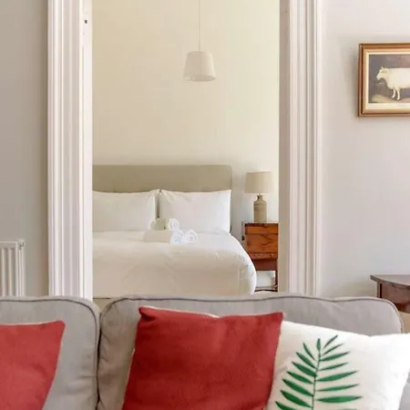 Lovely 2-bed Apt 2-min From Haymarket Station Apartment *