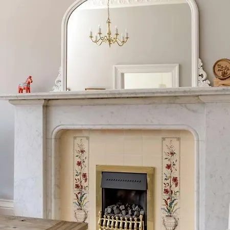 Lovely 2-bed Apt 2-min From Haymarket Station Apartment *