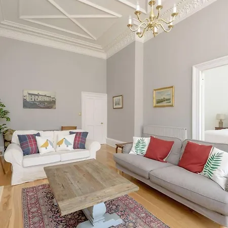 Lovely 2-bed Apt 2-min From Haymarket Station Apartment