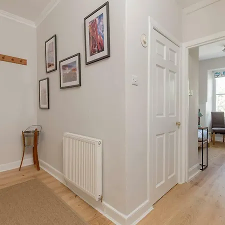 Altido Elegant Georgian 2-bedrm Apt In Heart Of Old Town Daire *