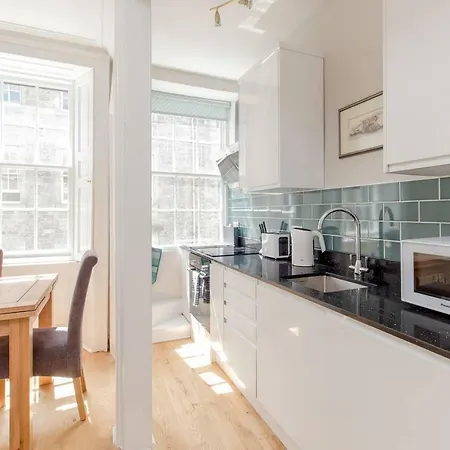 Altido Elegant Georgian 2-bedrm Apt In Heart Of Old Town *